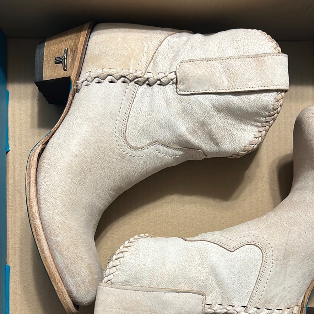 Women's lane Cream Ankle Boots